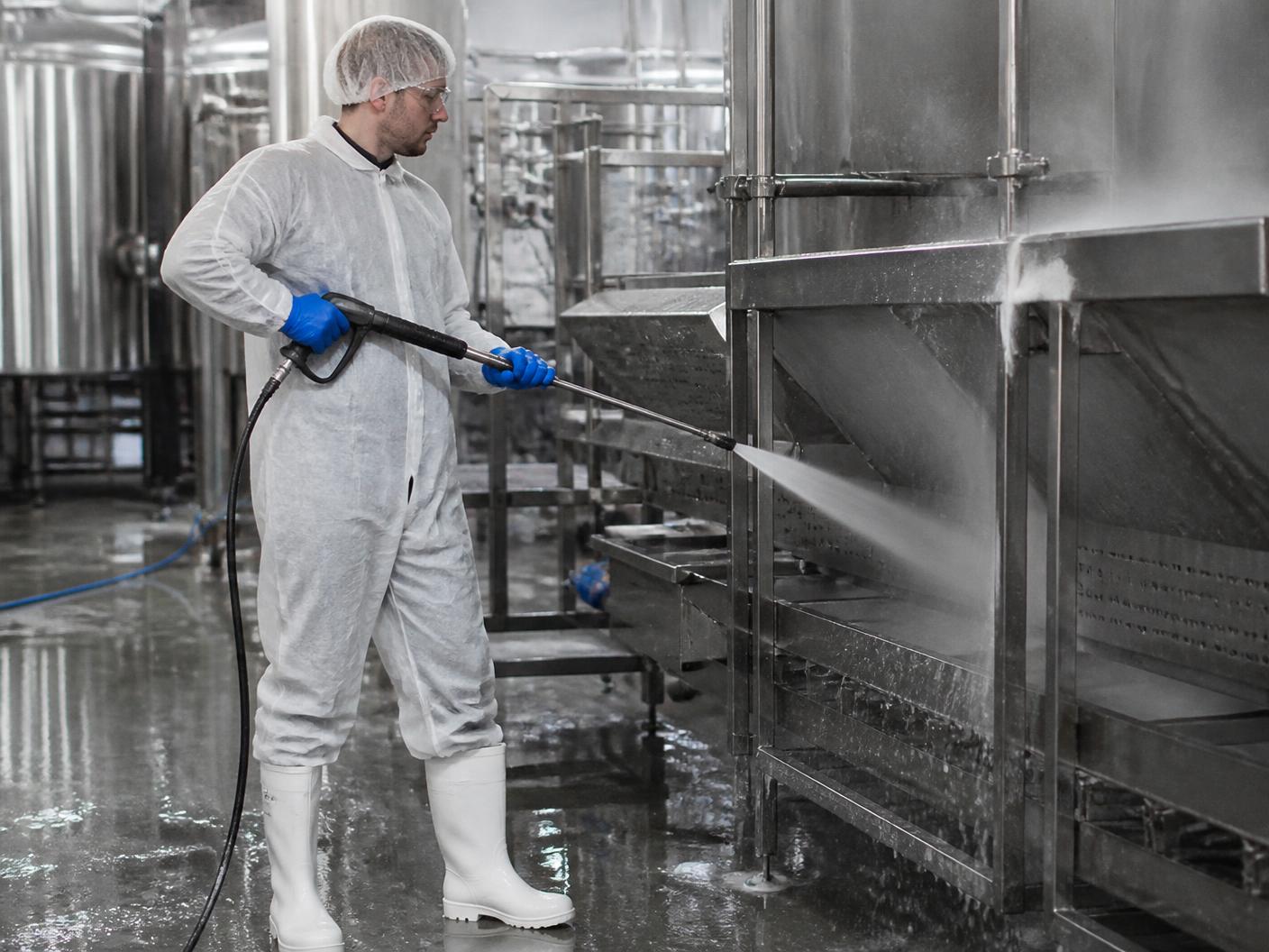 Hygienische Anlagenreinigung in einem Produktionsbetrieb der Lebensmittelindustrie